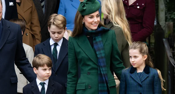 Kate Middleton et ses enfants lors d'une sortie officielle.