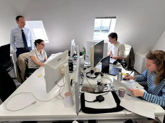 Équipe de France Culture travaillant sur la fabrication des sondages présidentiels dans un bureau sous les combles.