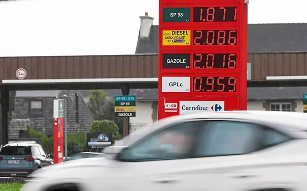 Panneau de prix d'une station-service Carrefour indiquant les tarifs des carburants.