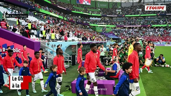 Joueurs ghanéens entrant sur le terrain avec des enfants mascottes
