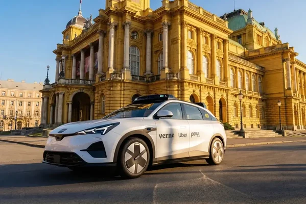 Véhicule autonome aux couleurs de Verne, Uber et Pony.ai devant le Théâtre National de Prague.