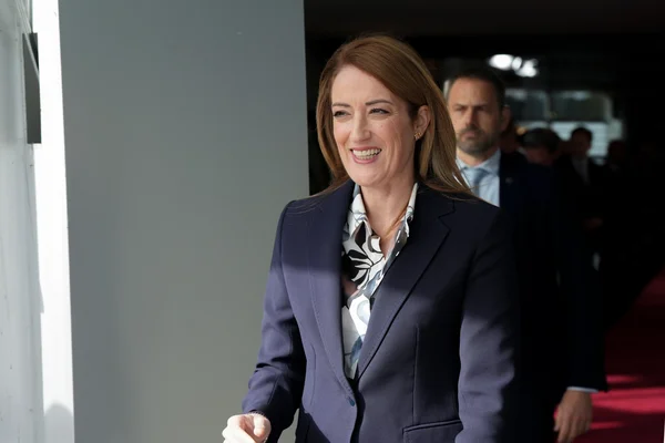 Roberta Metsola, présidente du Parlement européen, annonçant le prix Sakharov 2023 à Jina Mahsa Amini et au mouvement Femme, Vie, Liberté.