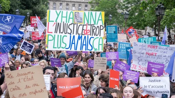 Rassemblement pour Lyhanna : des manifestants brandissent des pancartes, dont 'LYHANNA L'INJUSTICE de TROP PLUS JAMAIS ÇA'.