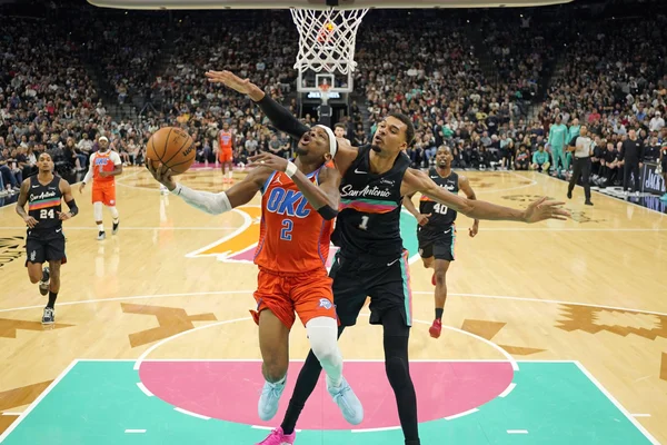 Action sous le panier entre le Thunder et les Spurs.
