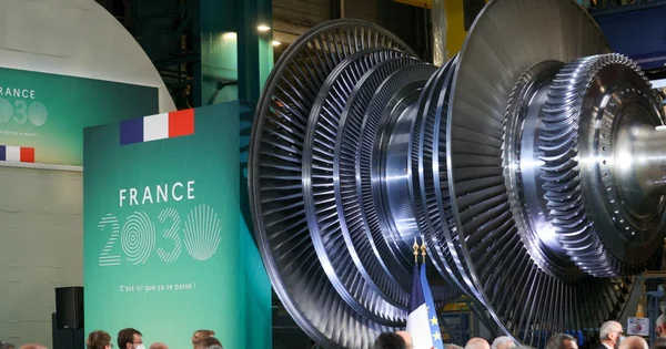 Rotor de turbine Arabelle Solutions exposé dans l'usine de Belfort, avec la bannière France 2030.