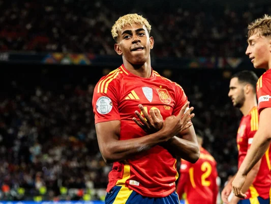 Lamine Yamal célèbre une victoire avec la Roja, confiant pour la Coupe du monde 2026.