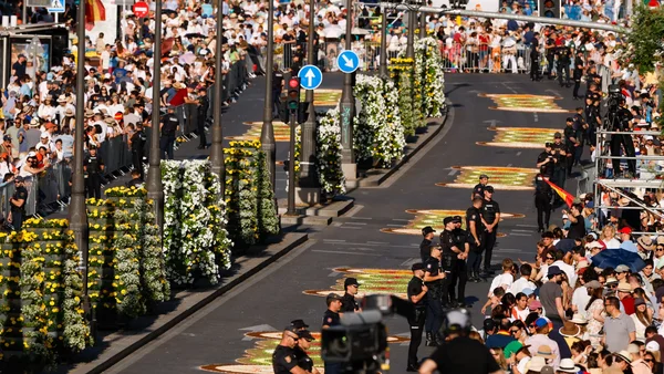 Tapis de fleurs et dispositif de sécurité lors de la messe de Léon XIV à Madrid.