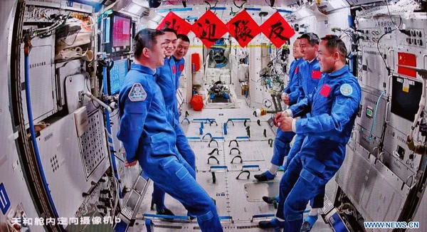 Passation d'équipage entre Shenzhou-21 et les astronautes en poste dans le module Tianhe.