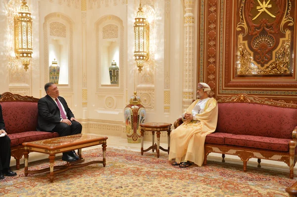 Le secrétaire d'État américain Michael R. Pompeo rencontre le sultan Haitham bin Tarik Al Saïd à Mascate, Oman, le 27 août 2020.
