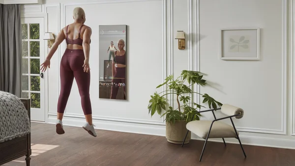 Brynn Putnam s'entraînant devant un miroir Mirror chez elle.