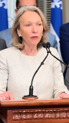 Intervenante lors de la cérémonie des Governors Awards, s'exprimant au podium.