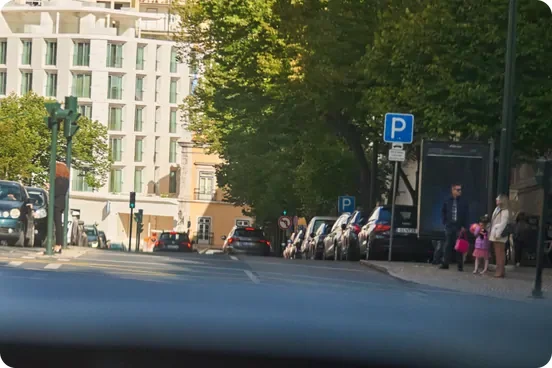 Vue de rue depuis un véhicule de collecte de données Uber, montrant des piétons à un arrêt de bus.