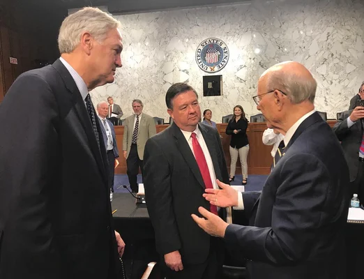 Le sénateur Luther Strange (à gauche) discutant avec le sénateur Pat Roberts et Jimmy Wright des innovations SNAP.