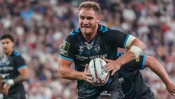 Action de jeu lors du match Montpellier – Stade Français, avec un joueur du MHR en possession du ballon