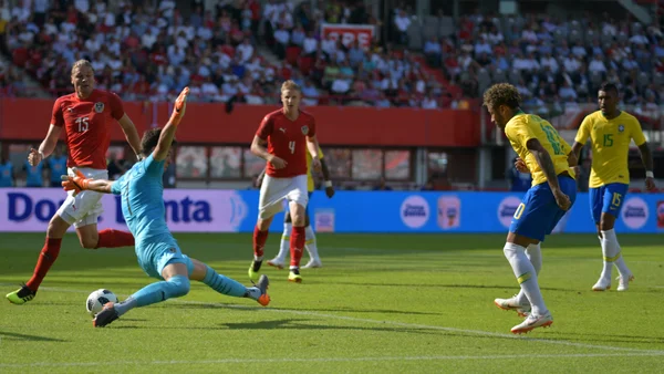 Neymar (Brésil) marque le deuxième but de son équipe lors du match amical contre l'Autriche, le 10 juin 2018 à Vienne.