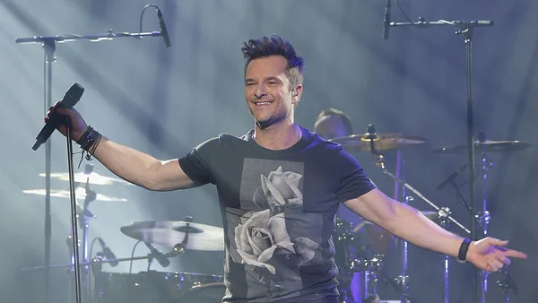 David Hallyday en concert, énergique sur scène avec sa guitare.