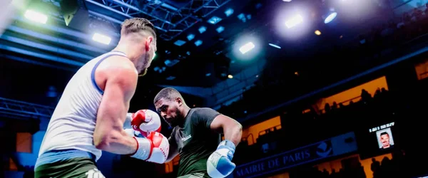 Combat du Championnat de France Cadets 2026 de savate boxe française, avec la mention 'MAIRIE DE PARIS' en arrière-plan.