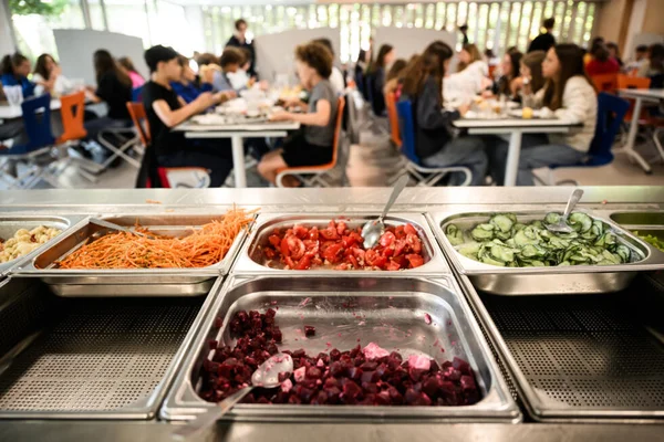 Buffet de crudités dans une cantine scolaire parisienne.