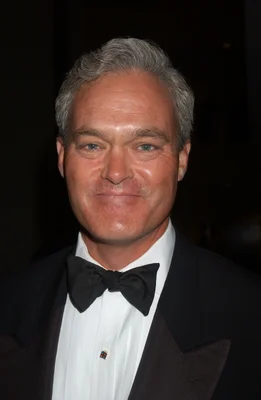 Scott Pelley en tenue de soirée.