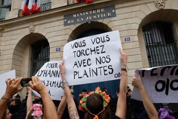 Rassemblement de manifestants devant le ministère de la Justice pour réclamer une loi intégrale contre les violences sexuelles.