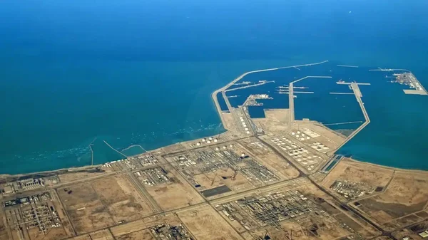 Complexe portuaire industriel au Qatar, montrant des infrastructures gazières et pétrolières.