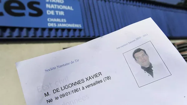 Document d’identité de Xavier Dupont de Ligonnès devant un stand de tir.