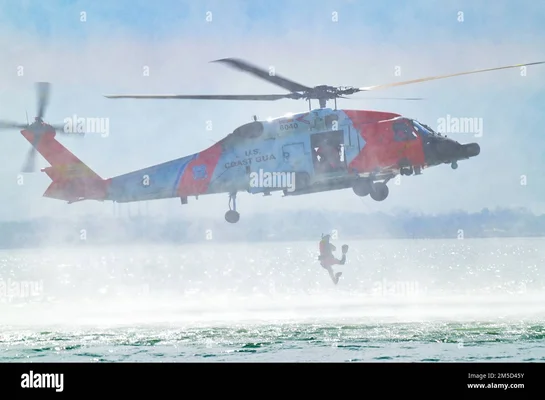 Hélicoptère MH-60 Jayhawk de la Garde côtière en opération de sauvetage en Alaska.
