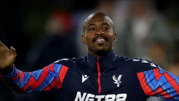 Jean-Philippe Mateta en veste d'entraînement de Crystal Palace, souriant.