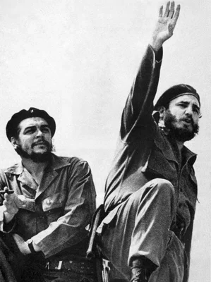 Deux figures de la révolution cubaine posent en uniforme, dans une scène emblématique.