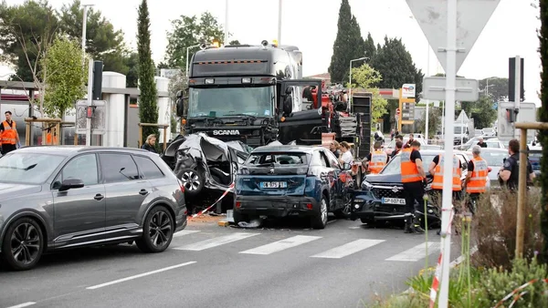 Carambolage à Antibes : le poids lourd et les voitures accidentés, avec les secouristes sur place.