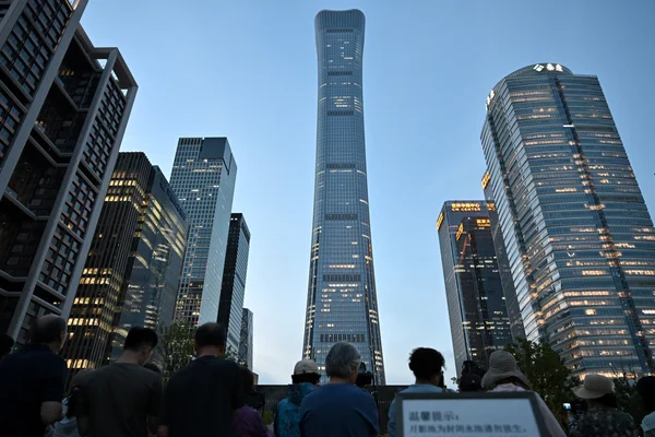 La tour China Zun, plus haut gratte-ciel de Pékin, photographiée depuis une plateforme d'observation au crépuscule.