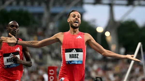 Azeddine Habz célèbre sa performance sur la piste du Meeting de Paris.