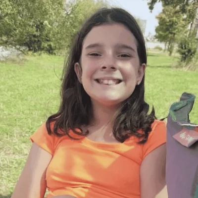 Portrait d'une jeune fille souriante, rappelant Lyhanna.