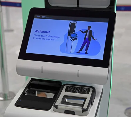 Automate de contrôle frontalier du système d'entrée/sortie de l'UE à Paris Aéroport.