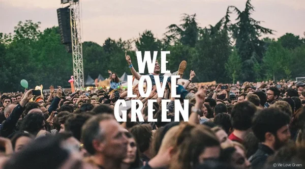 Vue de la foule au festival We Love Green, avec un festivalier porté en triomphe.