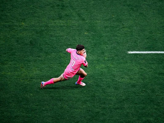 Domingo Miotti, ouvreur du Stade Français, en action sous le maillot rose parisien