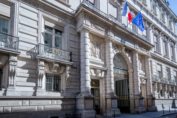 Façade de la Cour des comptes de France, avec ses balcons en fer forgé et ses drapeaux