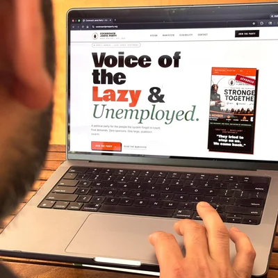Capture d'écran du site Web du Parti des cafards affiché sur un ordinateur portable, avec la main de l'utilisateur