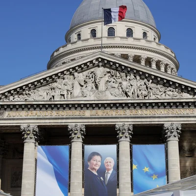 Façade du Panthéon décorée de portraits de Simone et Antoine Veil pour leur entrée au Panthéon.