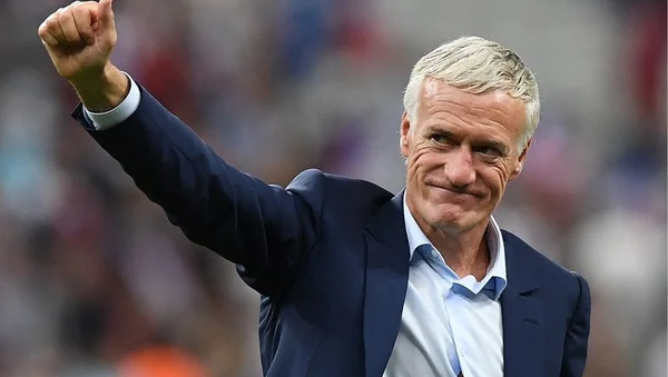 Didier Deschamps levant le poing en signe de victoire dans un stade