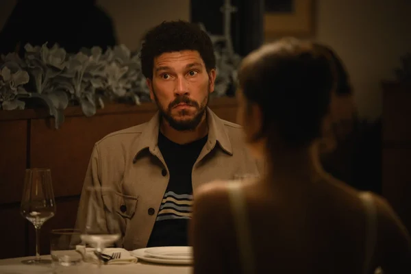 Scène de dîner dans la série « Alice et Steve » : un homme observe une femme.