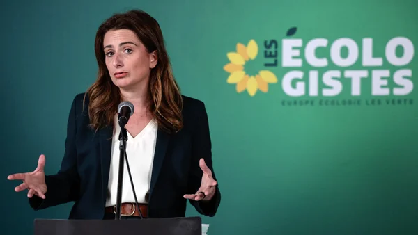 Une porte-parole des Écologistes s'adressant à la presse lors du lancement de la pétition pour le congé climatique.