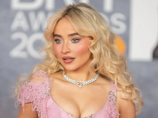 Sabrina Carpenter lors d'une cérémonie de récompenses.