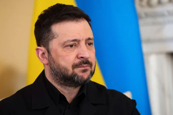 Portrait de Volodymyr Zelensky devant le drapeau ukrainien.