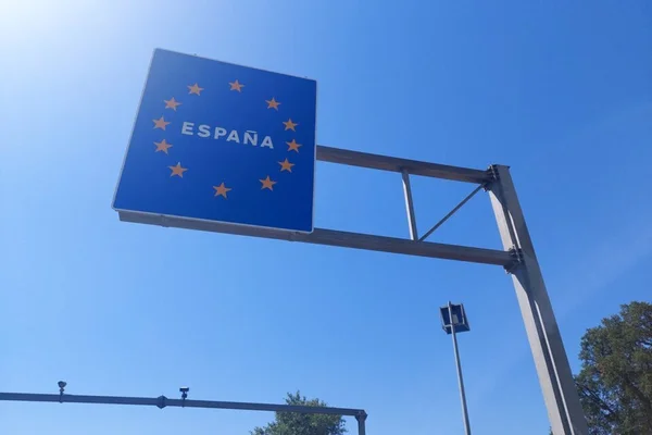 Panneau d'entrée en Espagne, symbole des déplacements transfrontaliers
