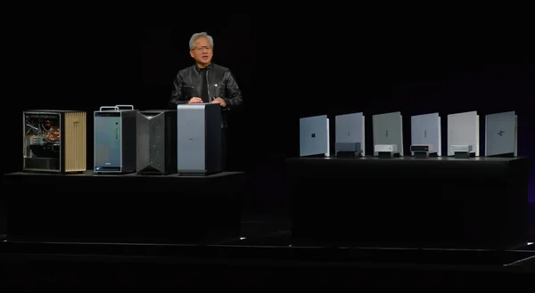 Présentation du Nvidia RTX Spark lors d'un keynote technologique, avec un intervenant sur scène derrière un pupitre.