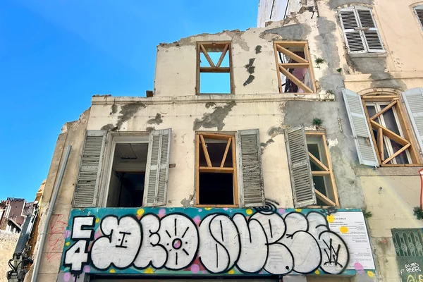 Immeuble dégradé rue d'Aubagne, avant démolition.