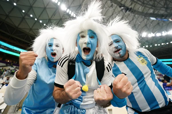Supporters argentins en liesse dans un stade pendant la Coupe du monde 2022.