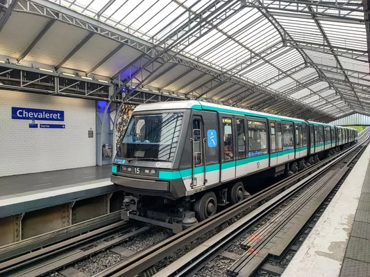 Rame MP89 de la ligne 6 du métro de Paris à la station Chevaleret.