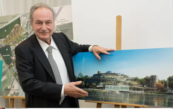 Gérard Brémond, fondateur de Pierre & Vacances, présentant une maquette de complexe touristique.